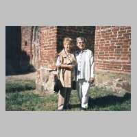 111-1204 Zwei Cousinen im Juni 2003 vor der Wehlauer Kirche. 58 Jahre nach der Vertreibung fanden sich zufaellig auf einer Reise .jpg